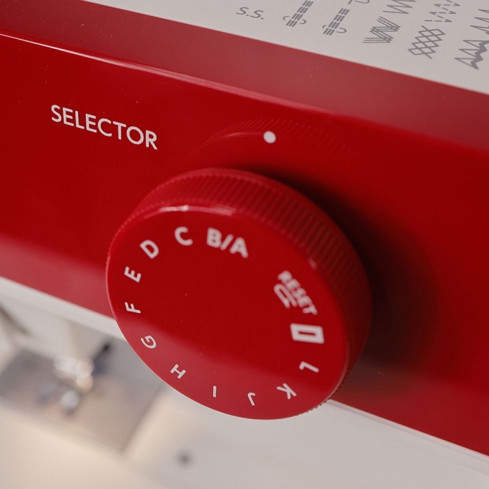 Sewing machine Janome 1522 red + Box 18 yarns Madeira