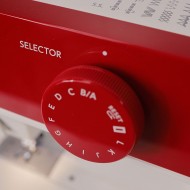 Machine à coudre Janome 1522 rouge + Boîte 18 fils Madeira