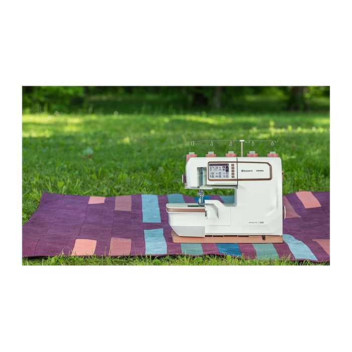 Husqvarna Viking Amber Air S600 Overlock with Cover & Cover...