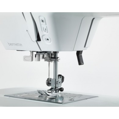 Bernette B38 Macchina per cucire elettronica con piedino tagliacuci