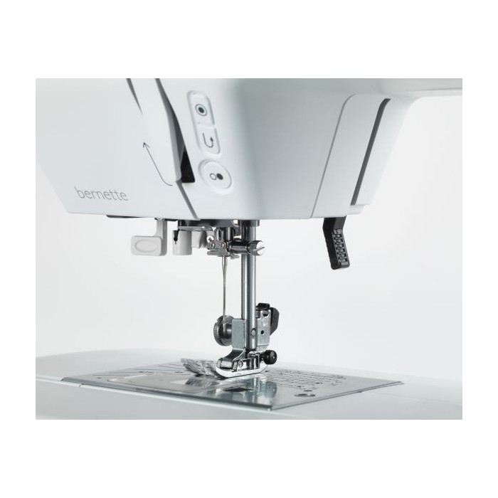 Bernette B38 Macchina per cucire elettronica con piedino tagliacuci