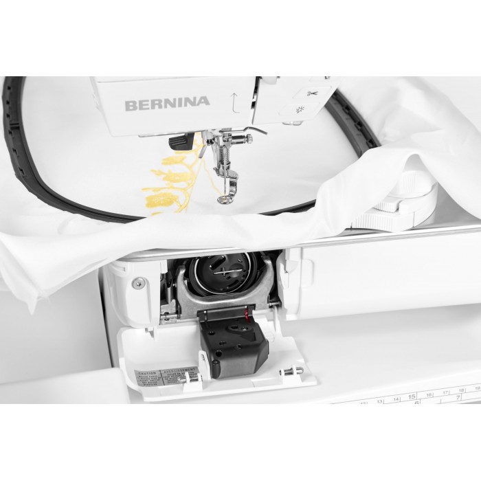 Bernina 700 - Machine à broder complète avec unité de broderie