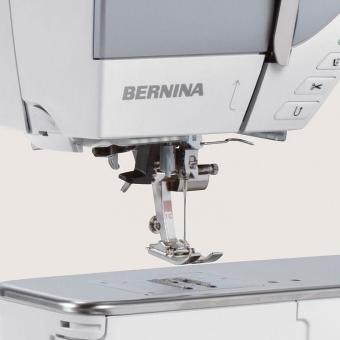 Bernina 735 - Machine à coudre électronique compatible avec la broderie