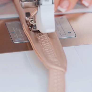 Bernina 735 - Machine à coudre électronique compatible avec la broderie