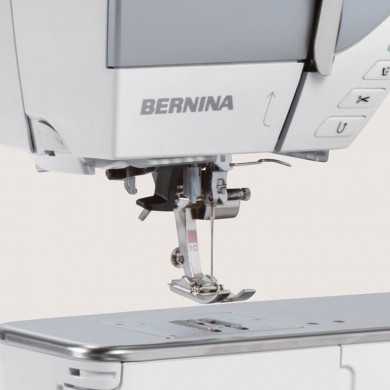 Bernina 735 - Electronic sewing machine compatible with embroidery