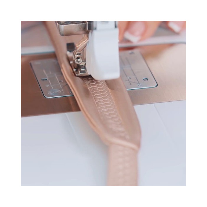 Bernina 735 - Machine à coudre électronique compatible avec la broderie