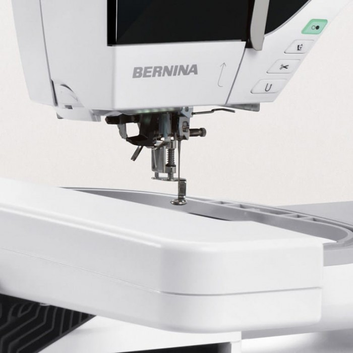 Bernina 790 PLUS - Macchina per cucire elettronica completa di unit...