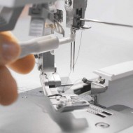 Bernina L-850 - Tagliacuci 4 fili con infilatura ad aria