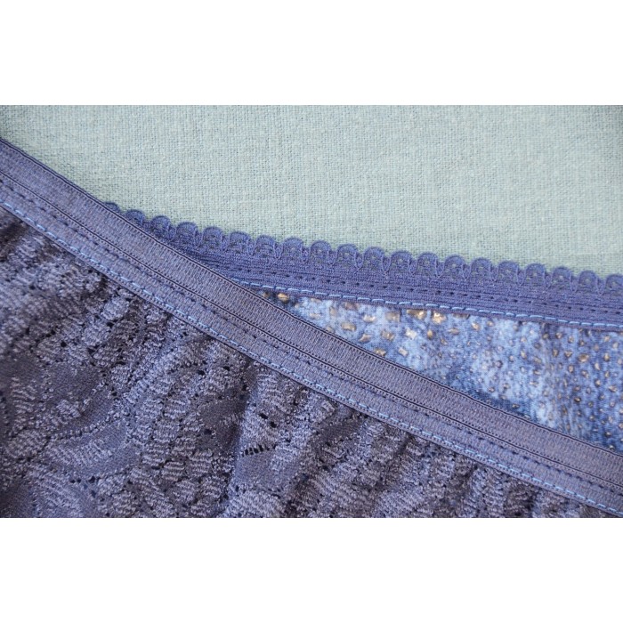 Bernina L-890 - Tagliacuci con punto copertura e infilatura ad aria