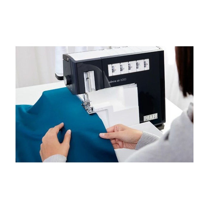 Pfaff Admirez la surjet AIR 7000 avec point de recouvrement et enfilage...