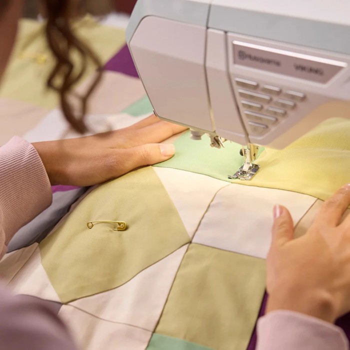 Husqvarna Viking Sapphire 930 Electronic Sewing Machine