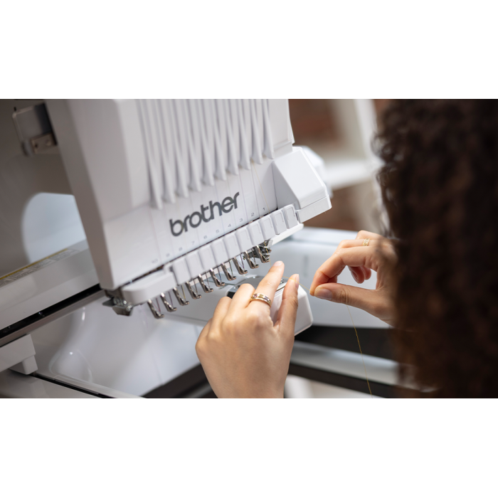 Brother machine à broder professionnelle PR 1055E